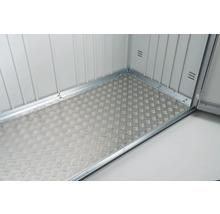 Vue dans une remise à outils avec un plancher en tôle gaufrée.