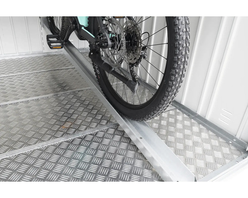 Rail de suspension pour vélos biohort MiniGarage taille L argent métallique Vélo sur une rampe dans un espace de stockage.