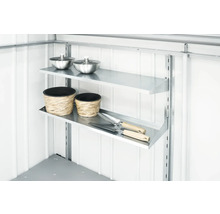 Système d''étagères avec deux tablettes, pots de fleurs et outils de jardinage