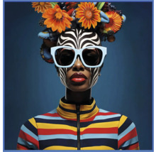 Frau mit Zebra Make-up, Sonnenbrille und Blumenkopfschmuck