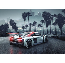 Voiture de sport Audi avec aileron arrière devant un paysage urbain avec des palmiers