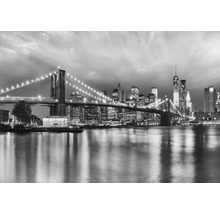 Photo en noir et blanc du pont de Brooklyn et de la ligne d'horizon de New York de nuit