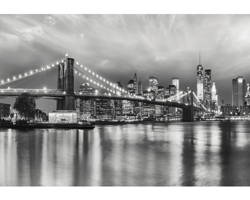 Photo en noir et blanc du pont de Brooklyn et de la ligne d'horizon de New York de nuit