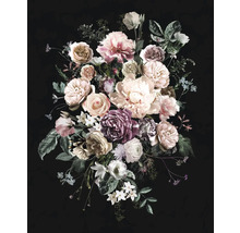 Arrangement floral avec des roses, des pivoines et d'autres fleurs sur fond sombre