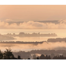 Paysage avec lac, îles et brouillard matinal