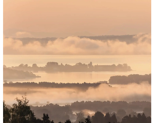Paysage avec lac, îles et brouillard matinal