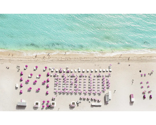 Vue aérienne d'une plage avec des chaises longues et des parasols