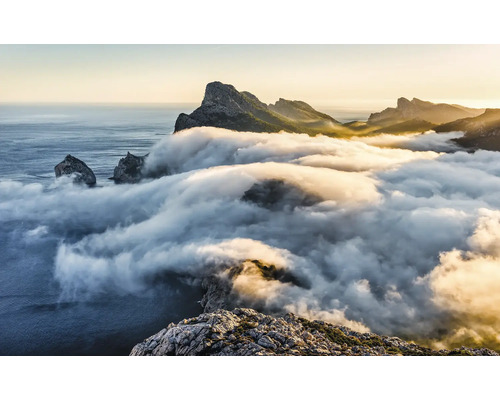 Paysage avec montagnes, mer et nuages