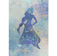 Illustration d'une silhouette de femme sur fond de plumes de paon et d'une lampe à huile