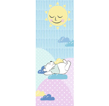 Illustration d'un ours endormi sur des nuages sous un soleil souriant