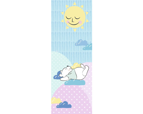 Illustration eines schlafenden Bären auf Wolken unter einer lächelnden Sonne