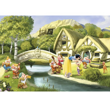 Illustration de Blanche-Neige et des sept nains devant leur maison avec un pont et un ruisseau