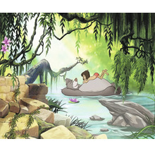 Scène de jungle avec Mowgli allongé sur Baloo l'ours, entouré d'une végétation luxuriante et d'eau