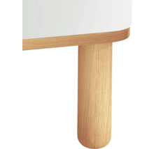 Detailansicht eines Tisches mit Holzbeinen und einer weißen Tischplatte