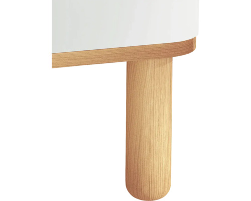 Detailansicht eines Tisches mit Holzbeinen und einer weißen Tischplatte