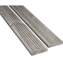 Zwei geriffelte Terrassendielen aus Holz
