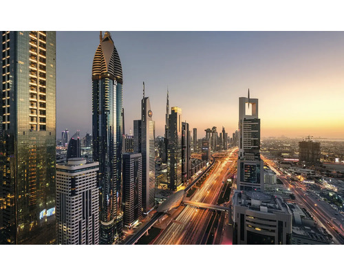 Vue panoramique de la skyline de Dubaï avec des gratte-ciel illuminés et la circulation routière au crépuscule.