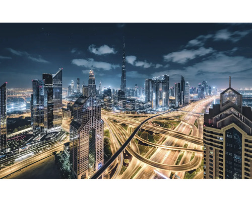 Vue nocturne de la skyline de Dubaï avec des routes éclairées