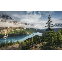 Paysage avec lac, montagnes, forêt et nuages