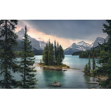 Paysage avec lac, île, arbres et montagnes