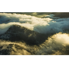 Paysage avec nuages au-dessus de la montagne