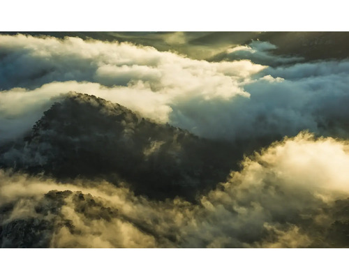 Paysage avec nuages au-dessus de la montagne