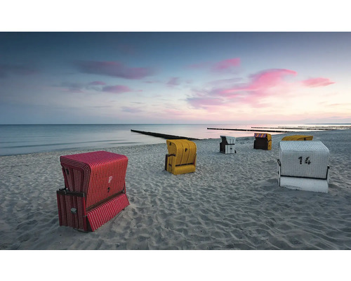 Chaises de plage sur la plage au coucher du soleil