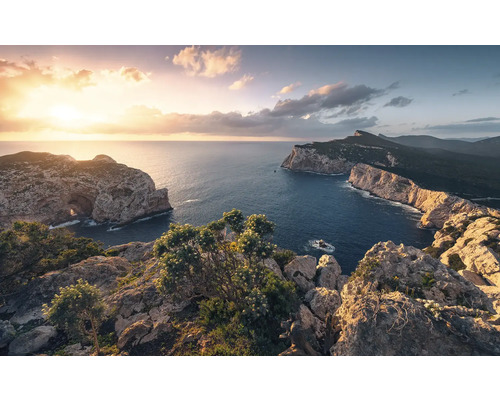 Paysage côtier rocheux avec vue sur la mer au lever du soleil