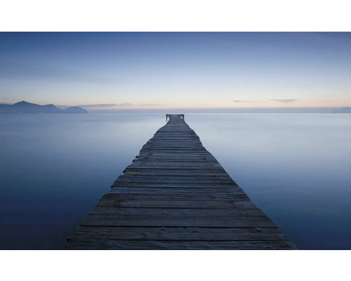 Ponton en bois au bord du lac au crépuscule