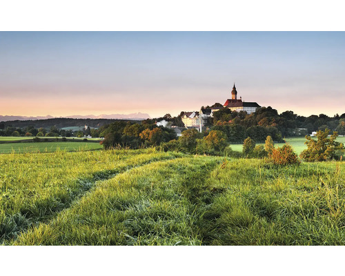 Paysage avec prairie et bâtiment sur une colline