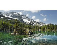 Lac de montagne avec arbres et montagnes enneigées en arrière-plan