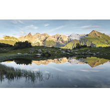Paysage de montagne avec lac et reflet des montagnes