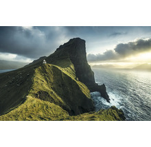 Paysage avec phare sur une colline verte au bord de la mer