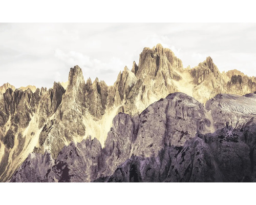 Massif montagneux avec formations rocheuses