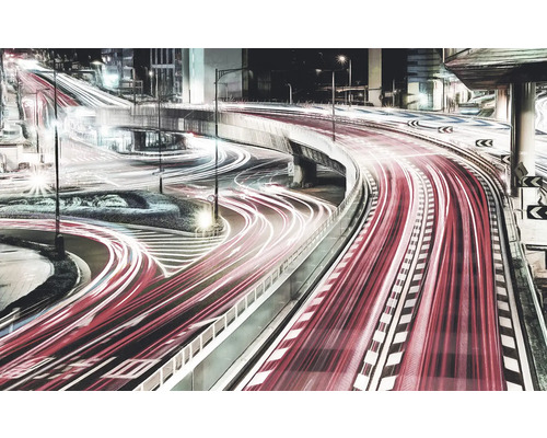 Exposition longue d'une autoroute nocturne avec circulation dense