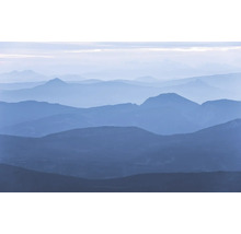 Paysage de montagne étagé dans la brume
