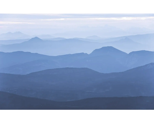 Paysage de montagne étagé dans la brume