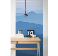 Scène avec bureau, décoration et papier peint photo avec motif de montagne