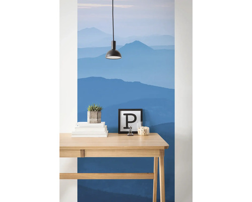 Papier peint panoramique intissé 6021A-VD1 Blue Mountain 1 pce 100 x 250 cm Scène avec bureau, décoration et papier peint photo avec motif de montagne