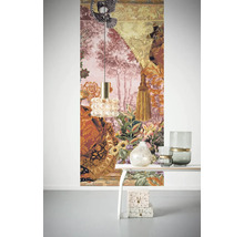 Pièce décorative avec papier peint à motifs, suspension et vases décoratifs sur une étagère.