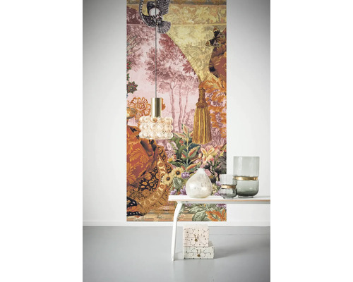 Pièce décorative avec papier peint à motifs, suspension et vases décoratifs sur une étagère.