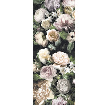 Vue détaillée d'un motif floral avec des roses et des fleurs