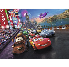 Puzzle avec motif Cars, avec Lightning McQueen et Hook au premier plan et diverses attractions internationales en arrière-plan.