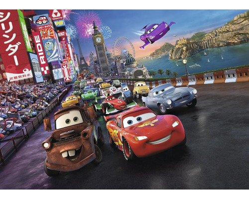 Puzzle avec motif Cars, avec Lightning McQueen et Hook au premier plan et diverses attractions internationales en arrière-plan.