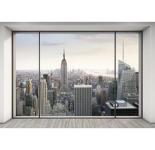 Fenêtre de bureau donnant sur la ligne d'horizon de New York avec l'Empire State Building