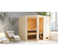 Innenaufnahme einer Holzsauna mit Glasfront neben Liegestühlen in einem hellen Raum