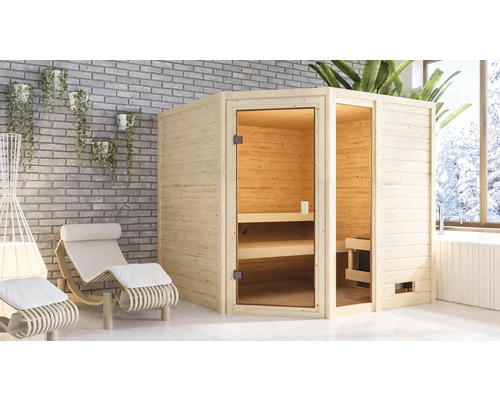 Photo intérieure d'un sauna en bois avec façade en verre à côté de chaises longues dans une pièce lumineuse