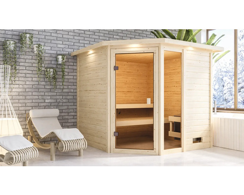 Holzsauna mit Glastür und Liegen in einem hellen Raum