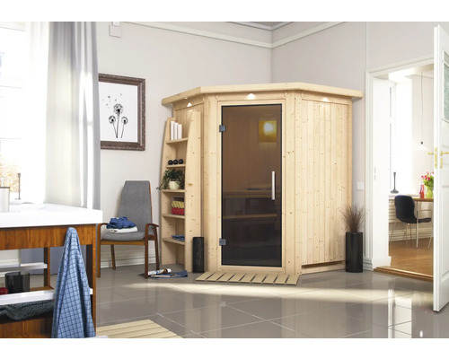 Sauna modulaire Karibu Callinan avec poêle 9 kW et commande intégrée, avec couronne et portes entièrement vitrées couleur graphite Image d'intérieur avec un sauna en bois avec porte en verre et une étagère pour accessoires de sauna
