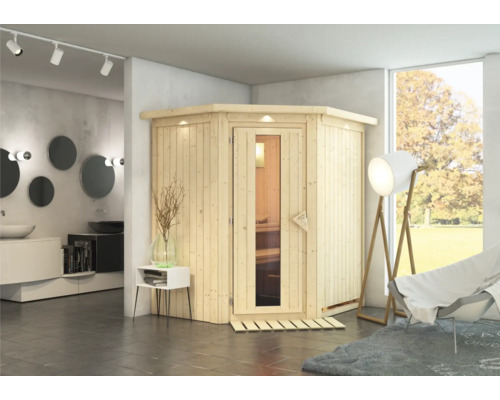 Sauna d'angle en bois dans une salle de bains avec fenêtre.